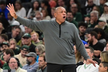 开云电子-巴克利评老里下课：雄鹿更衣室里有几个软蛋 泄密的人就是混蛋！